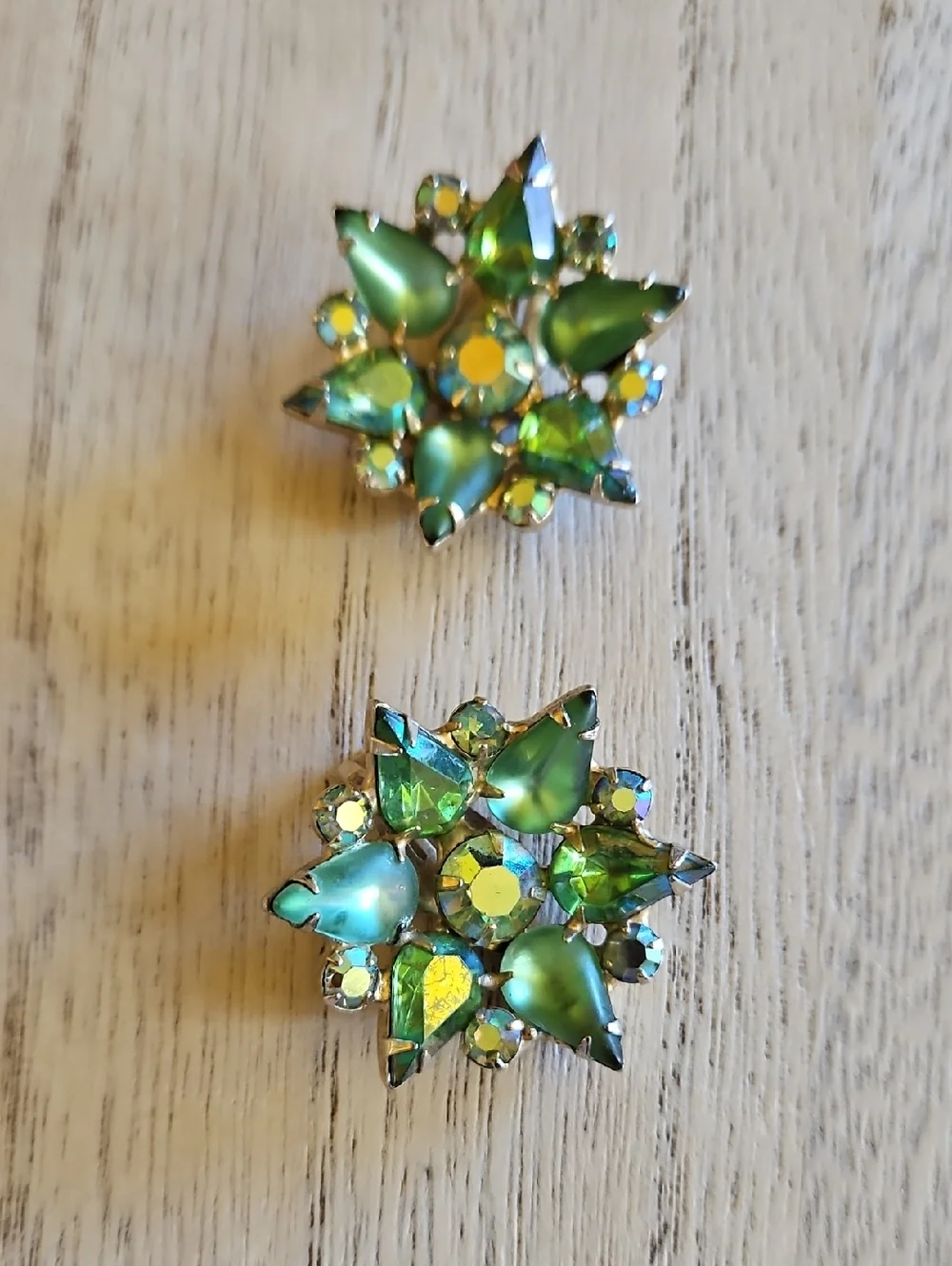 GARNE Vintage green Aurora Borealis starburst design clip on earrings - Picture 2 of 6